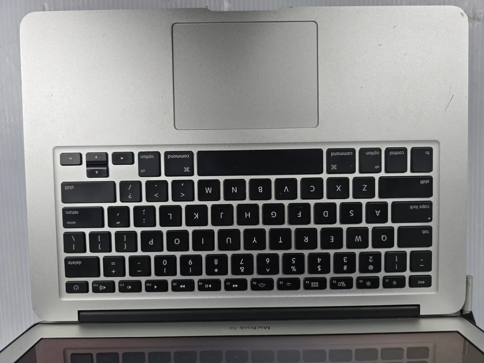 PORTÁTIL Apple MacBook Air 13"" mediados de 2011, 1,6 Intel Core i5 2 GB RAM, 64 GB SSD Foto 3 de 4