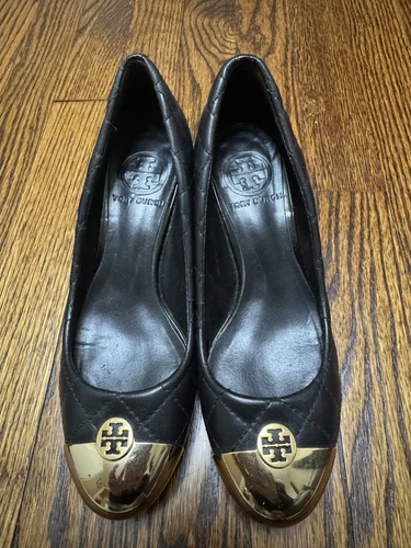 Tory Burch Kaitlin trapuntato pelle nera oro cappuccio punta tacco a blocco pompa taglia 5