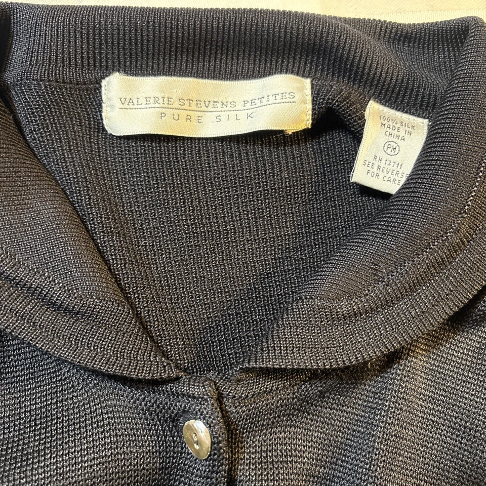 Cárdigan suéter pequeño con cuello de seda negro para mujer Valerie Steven (M) Foto 3 de 4