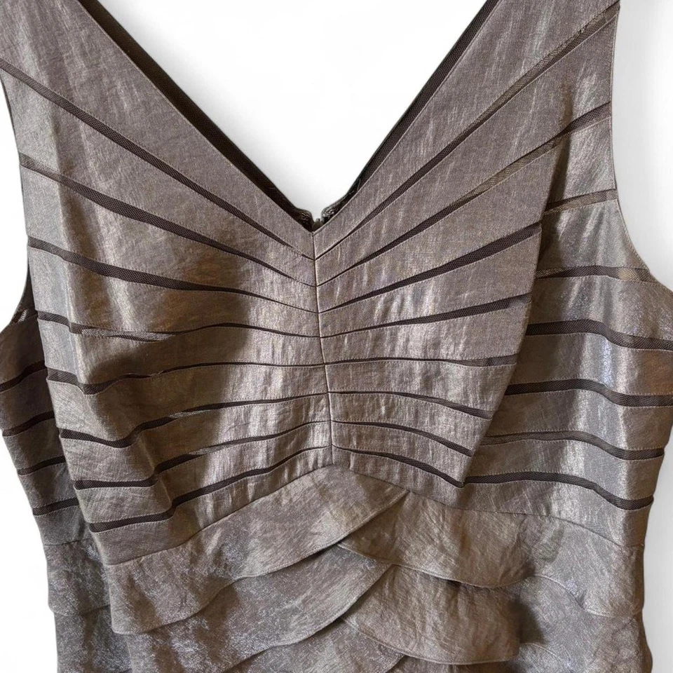 Conjunto de Vestido y Chaqueta Adrianna Plateada Metálica en Niveles - Talla 22W Foto 4 de 4