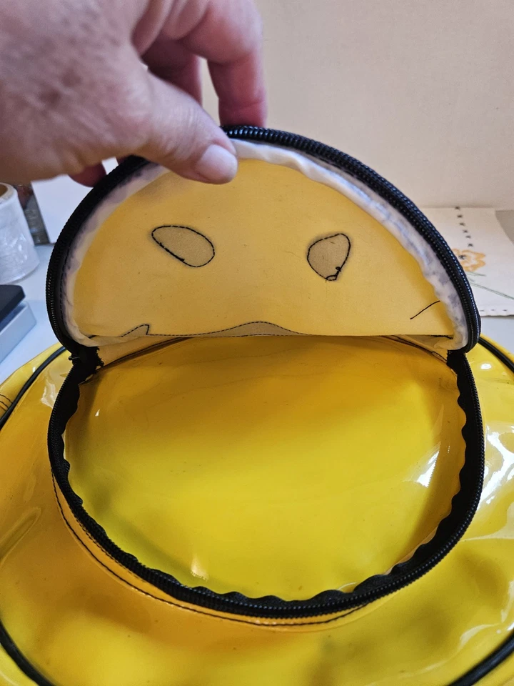 Mochila vintage década de 1990 redonda rosto sorridente amarela preta vinil Gur importações 13" redonda - Imagem 4 de 4