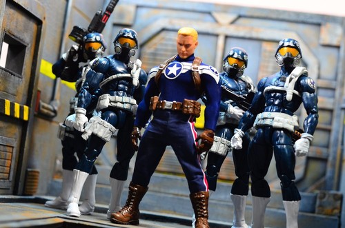Captain America Commander Rogers One: 12 Collective Mezco PX Exclusive Figure - Picture 6 of 8
