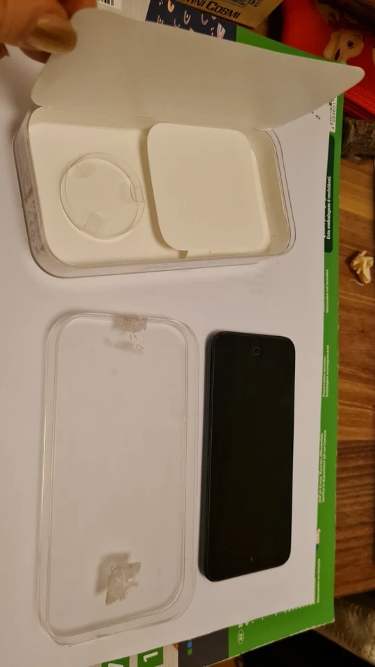 Apple iPod Touch 5th Generation A1219 Black & Grey 16GB  - Immagine 4 di 4