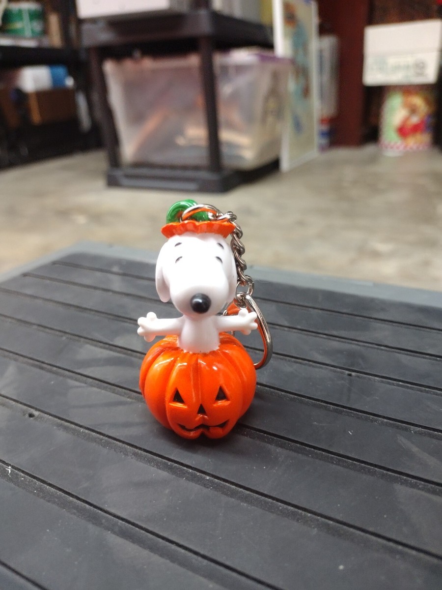 snoopy peanuts スヌーピー ハロウィン　pvc レア PEANUTS Snoopy Keychain PVC Figure - Halloween Jack-O