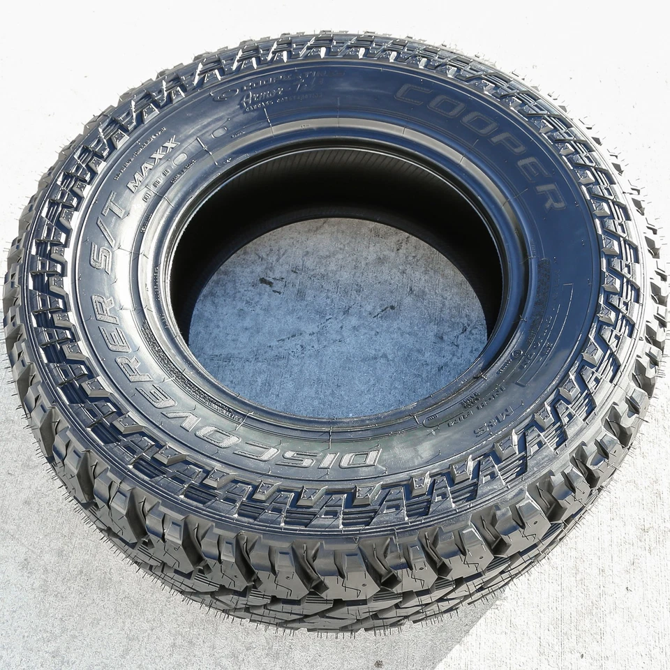 Tire Cooper Discoverer S/T Maxx LT 285/65R18 Load E 10 Ply AT A/T Foto 3 de 4