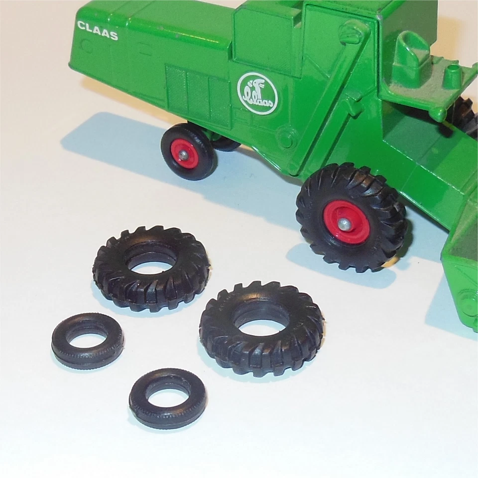 Matchbox King Size K 9b Claas Combine Harvester Set of 4 Black Tyres Pack #55 - Image 2 of 4