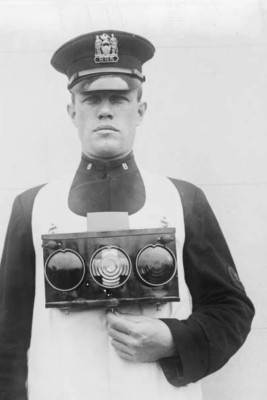 Polizist trägt eine tragbare Ampel 1921 4x6 Foto 
