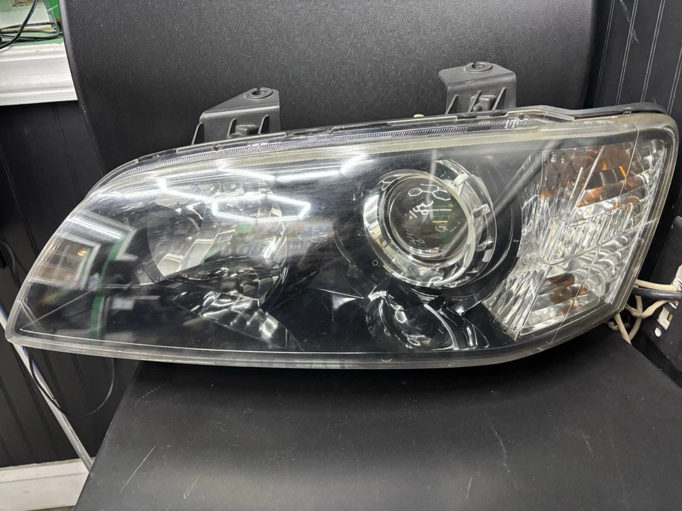 Faros originales Pontiac G8 2008-2009 Foto 3 de 4