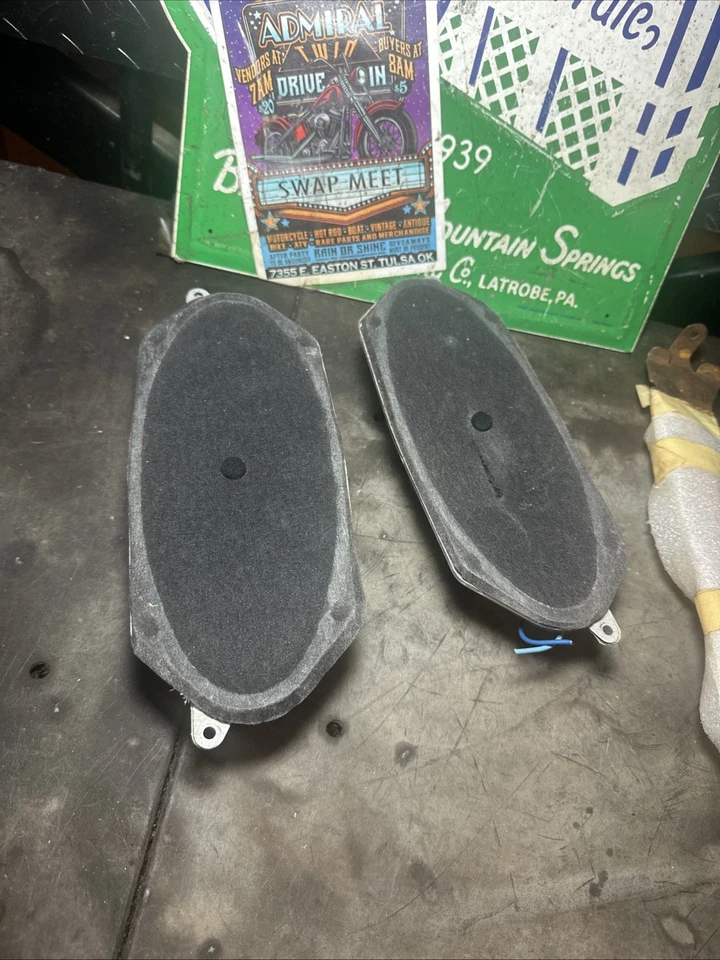 Soporte de montaje de altavoz de carrocería cuadrada para Chevy GMC 73-91 cabina esquina asiento trasero izquierdo derecho Foto 2 de 4