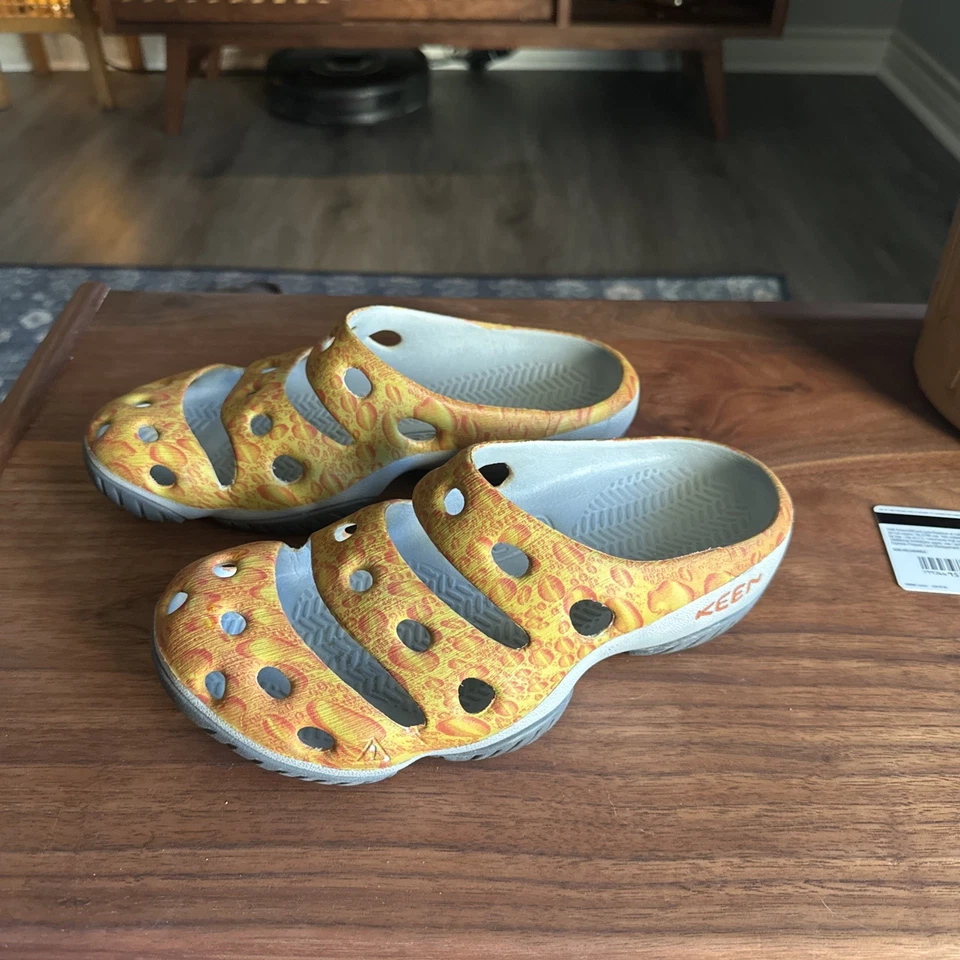 Sandalias zuecos Keen Yogui Arts para hombre talla 8 naranja Trippy Alien Y2K RARAS Foto 4 de 4
