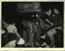1987 Press Photo Syracuse University basketball fans watch game at Sutters Mill