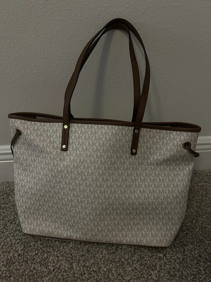 Bolso de Mano Michael Kors Signature Blanco y Tostado Foto 2 de 3