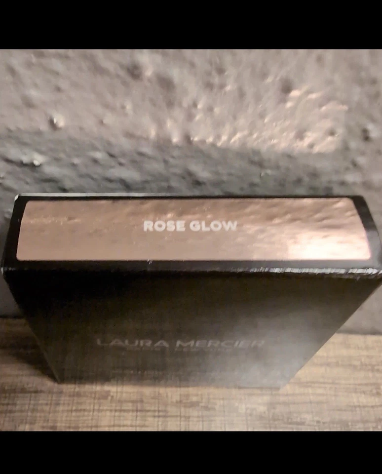 Laura Mercier Highlighting Powder Rose Glow - Image 4 of 4