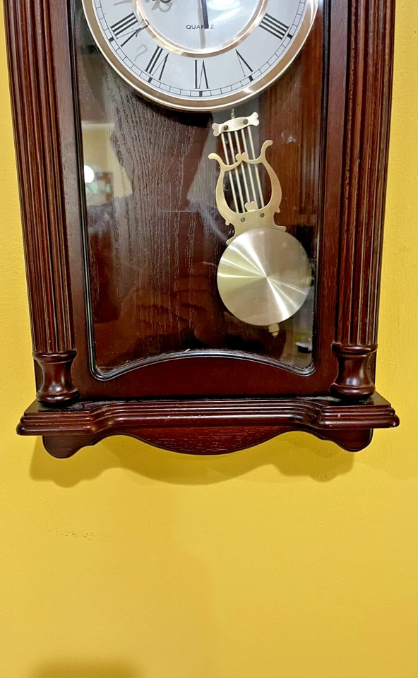 Reloj de péndulo y carillón Kassel - Elegante y decorativo - 23,5x9,25 pulgadas Foto 4 de 4