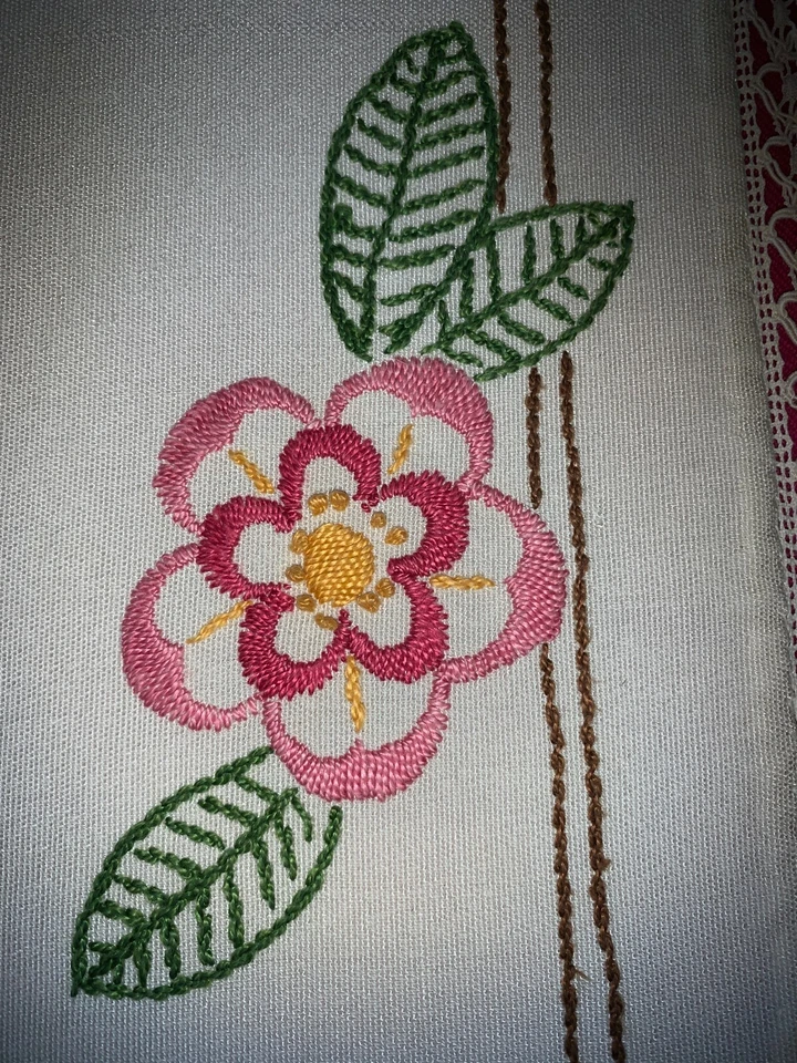 Napperon / chemin de table en coton brodé main longueur 148 cm x 40 cm - Photo 2/4