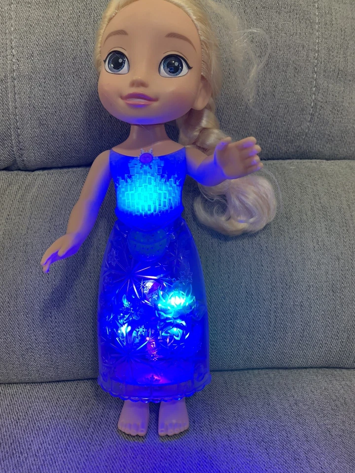 Muñeca Disney’s Elsa Frozen Northern Lights up Sings Talks Jakks Pacific Foto 3 de 4