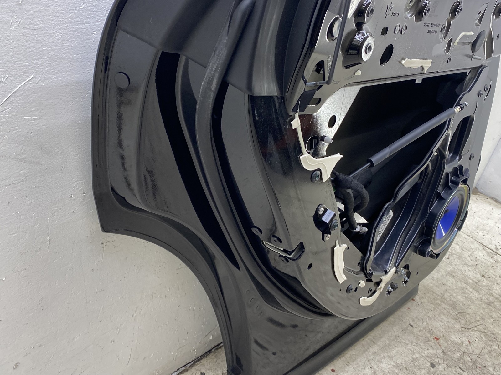 2014-2024 MASERATI LEVANTE OEM LEFT REART DOOR SHELL NERO(820/A)