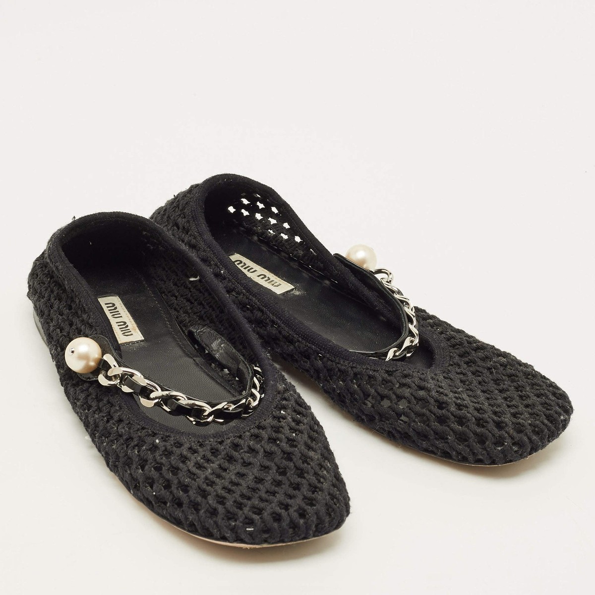 【美品】Miu Miu ブラック メリージェーン 38 1/2（約24.5cm） Miu Miu Size 38 Black Mesh Mary Jane Pearl Chain Embellished