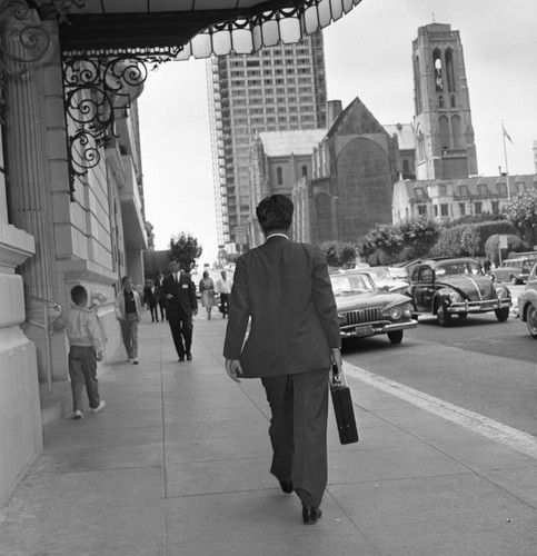 LD140-05   BIG CITY BUSINESSMAN ON-THE-GO   (3) 2 1/4" x 2 1/4" Negatives 1960's - Afbeelding 1 van 3