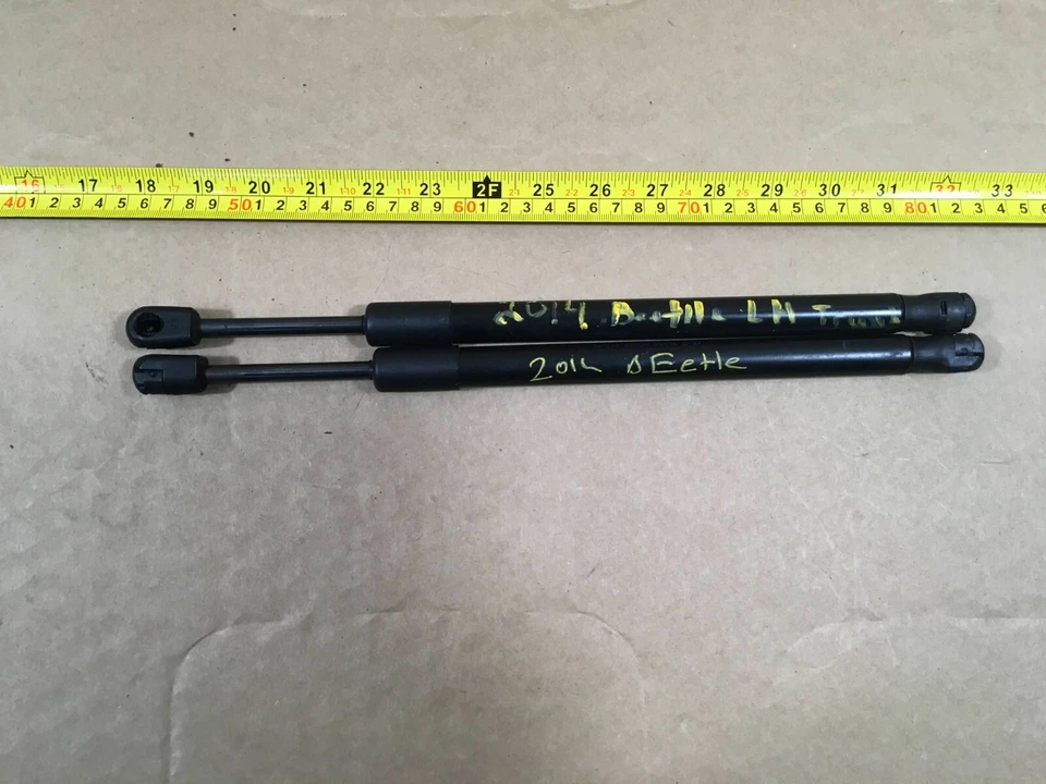 Cilindro de soporte de maletero trasero izquierdo y derecho Volkswagen Beetle 2013-2014 OEM. Foto 4 de 4