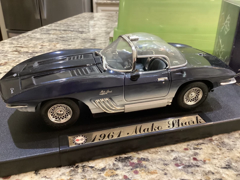 MotorMax - 1:18th Scale - 1961 Chevrolet Corvette Mako Shark ZL-1 - #73102 NICE - Image 3 of 4