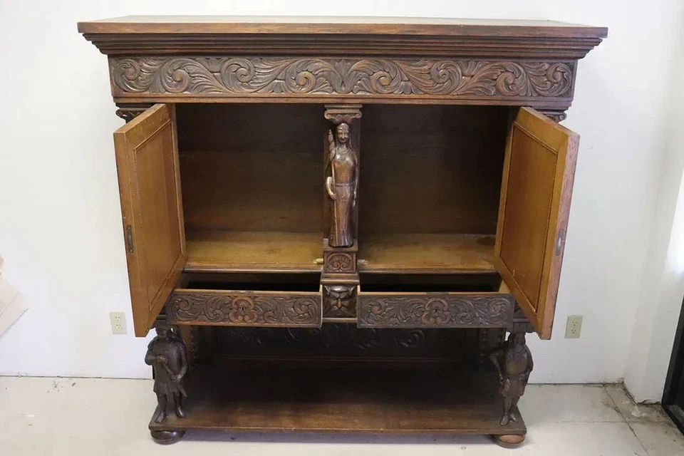 Antiguo armario inglés roble tallado Foto 2 de 4