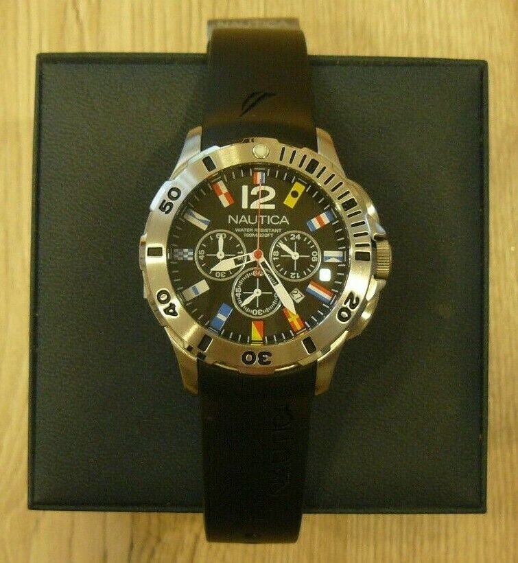 Montre Nautica N186366 : finie la peur de l'eau avec ce chronographe étanche 100m