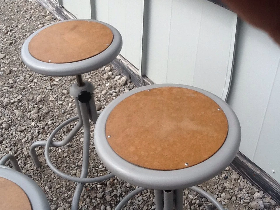 4 Base Ancha Ind. Taburetes metálicos 360 - Ajustables 22" a 28" - Centro de tablero de madera. Foto 3 de 4