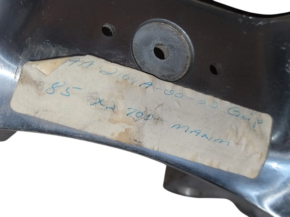 Barra de asiento trasero con agarre 85-86 YAMAHA XJ700/XJ750 MAXIM / MAXIM X 1AA-2164A-00-00 OEM Foto 2 de 4