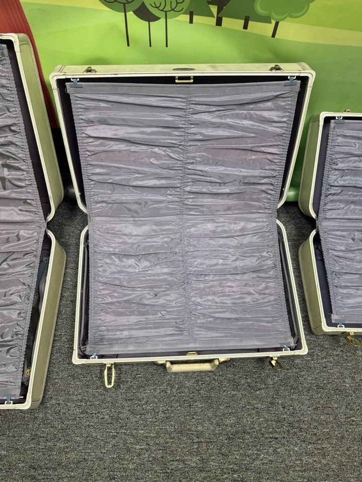 Taperlite Vintage White Luggage Set Three (3) Pieces, Lavender Inside - Image 4 of 4