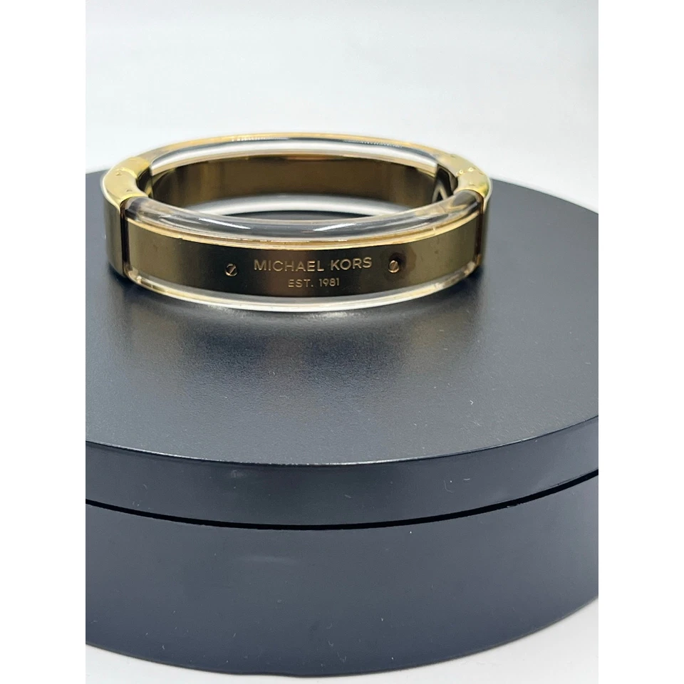 Brazalete Michael Kors tono dorado acetato acrílico bisagra logotipo placa MKJ5603 Foto 2 de 4