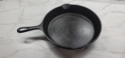 Griswold No 10 716B Cast Iron Skillet LAYS FLAT NO SPIN Beautiful Condition
