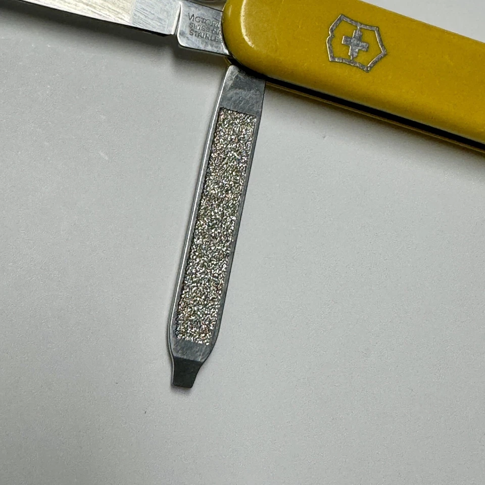 Navaja Suiza Victorinox 58mm Clásica SD Navaja de Bolsillo Amarilla ENVÍO GRATUITO Foto 4 de 4