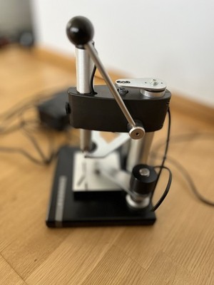 LINDBERG Brillenproduktion Präzise Bohrmaschine
