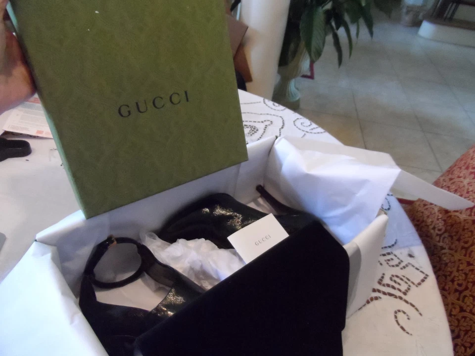 Zapatos de salón Gucci de charol negro con correa en T - Talla 39 (US 9) Foto 2 de 4