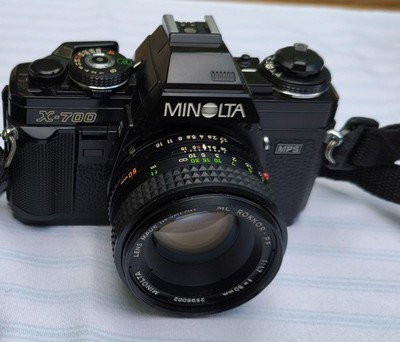 Minolta X 700 (schwarz) mit MC Rokkor 1:1,7/50 mm und MD Zoom 1:4/70-210 mm