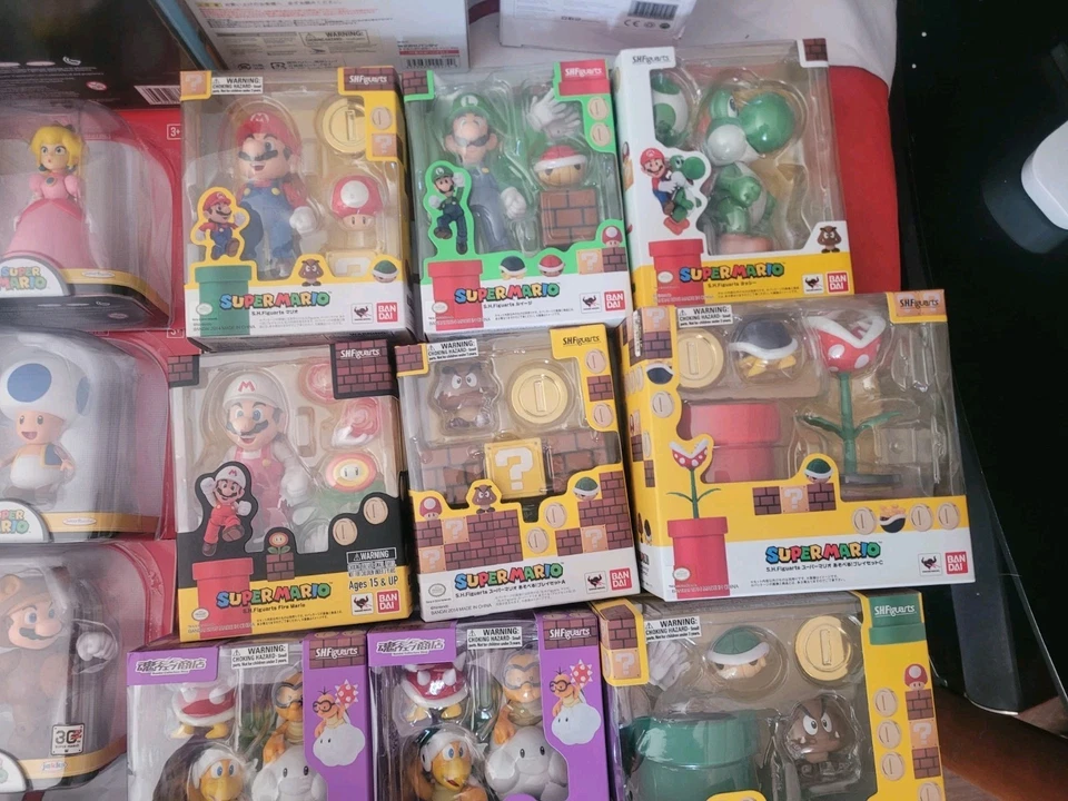 Super Mario S.H. Figuarts Action Figure with Amiibo Displays Lot Plus Extras !!! - Image 4 of 4