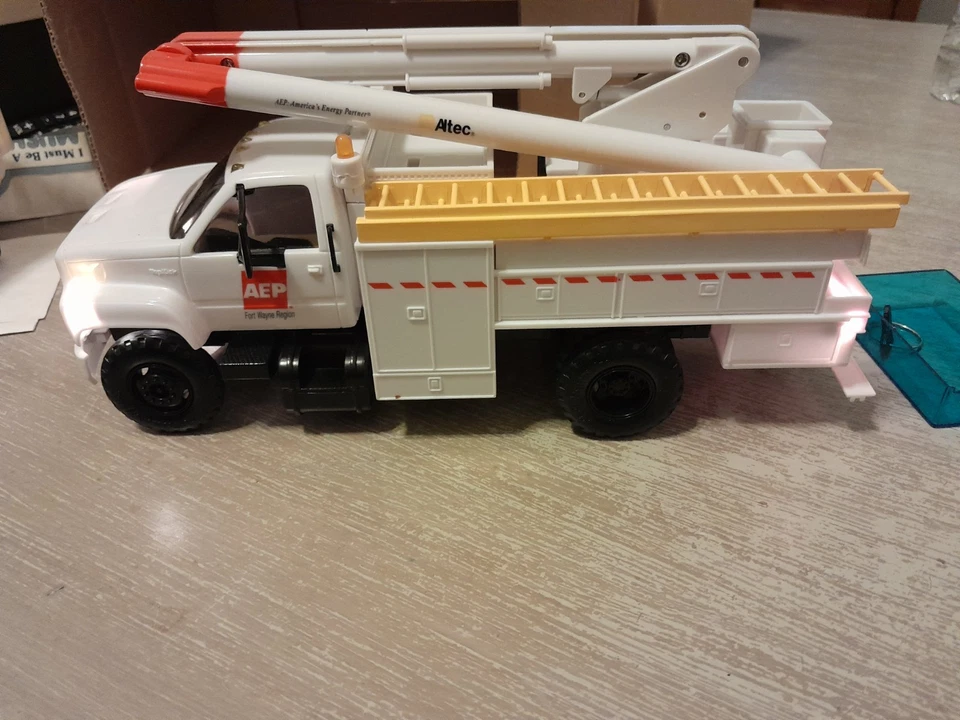 1995 DG Productions 1996 GMC AEP Bucket Truck w/ Box and Instructions Works - Image 2 of 4