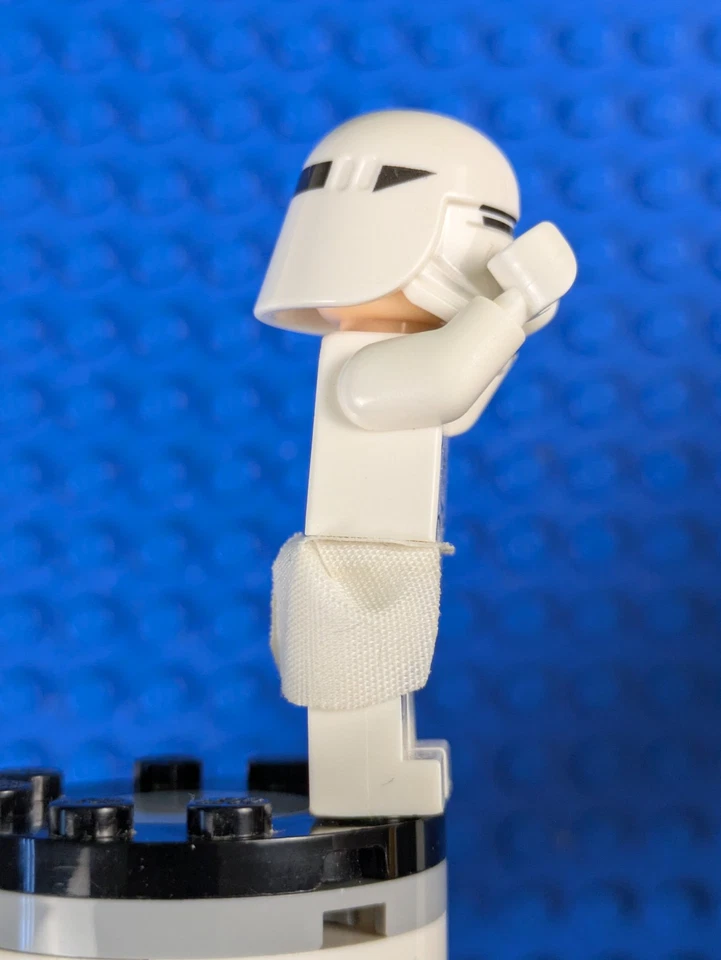 Lego Star Wars: First Order Snowtrooper with Kama sw0657 Set 75100 - Image 3 of 4