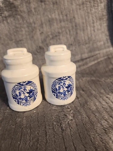 Vintage McCoy Stoneware Blue Willow Salt & Pepper Shakers USA Made