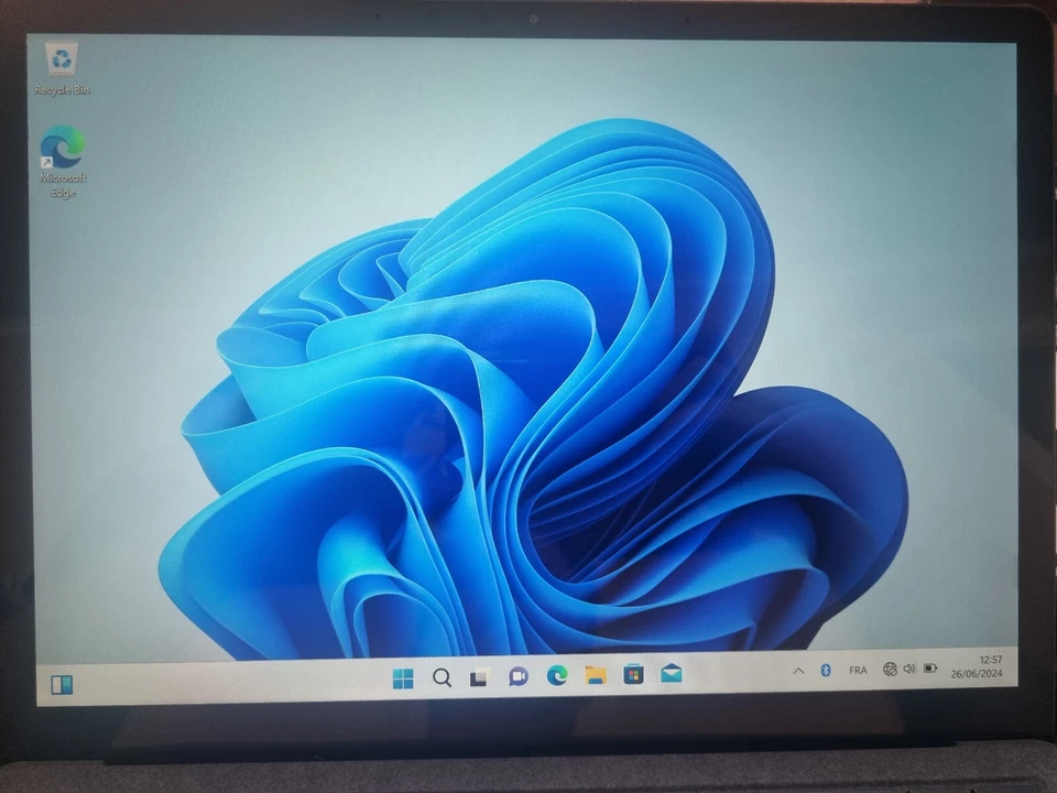 Microsoft Surface Laptop Touch - Core i5-8350 8th Gen. 8GB RAM 256GB SSD Win 11P - Image 3 of 3