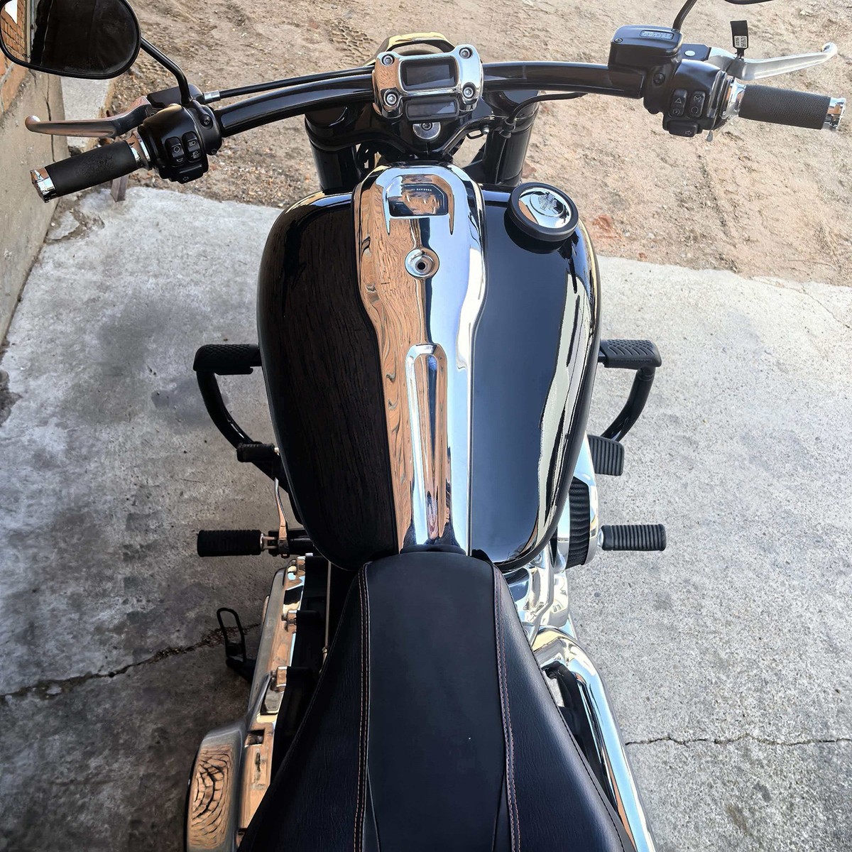 19L Motorcycle Petrol Gas Fuel Tank For Harley Breakout Softail 23