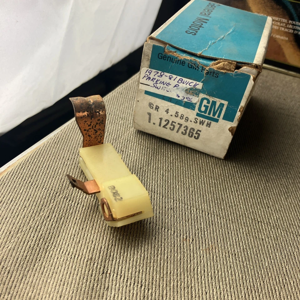 Interruptor de advertencia de freno de estacionamiento GM 3521242; Buick Chevy Olds Pontiac GMC - sin usar Foto 2 de 2