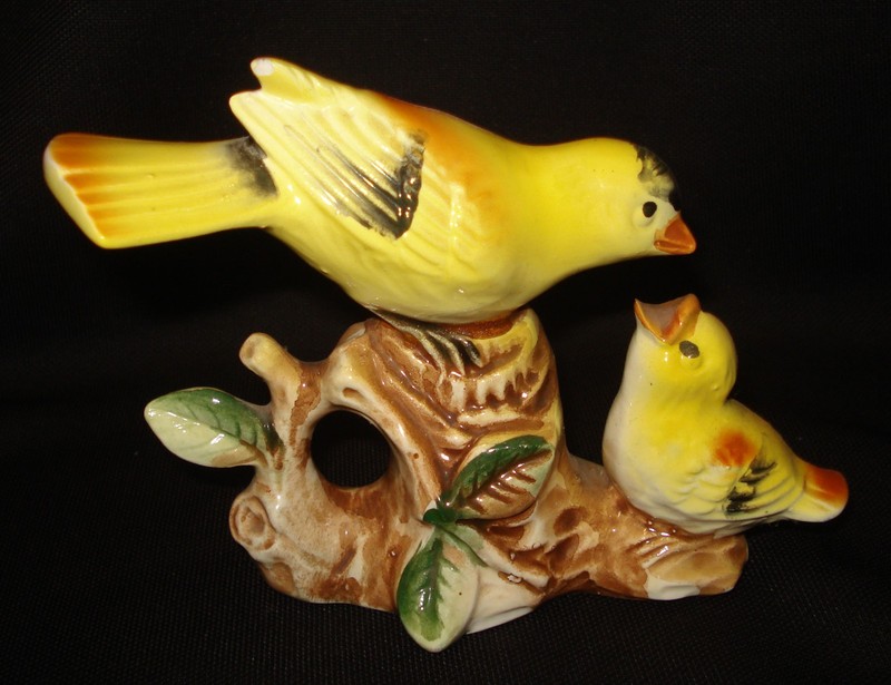 Vintage Japan Ceramic Yellow Mother Bird Feeding Baby Tree Leaf Statue Figurine