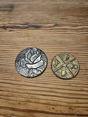 VINTAGE KUNSTHANDWERK LIBERTY TUDRIC STIL ZINN ROSE ANHÄNGER & ESOTERISCHES AMULETT
