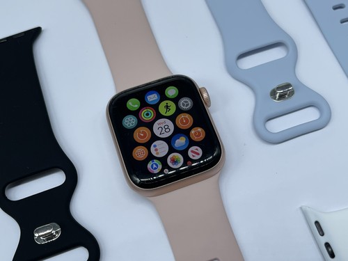 Apple Watch Series 4 40mm Gold (Gps) With 4 Bands - Picture 3 of 15