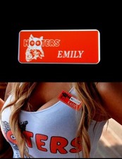 Épingle étiquette prénom uniforme fille Emily Hooters Halloween costume accessoire badge