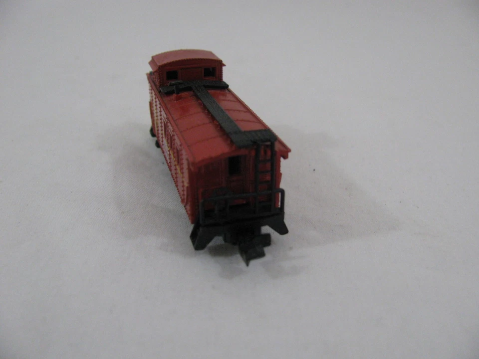 Model Power N Scale 999005 Santa Fe Offset Cupola Caboose #3272 VG - Image 2 of 4