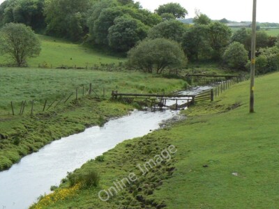 Foto 6x4 Lochfitty Burn Kelty aus der Nähe der Straßenbrücke gesehen. c2010