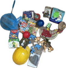 viel Kinder Spielsachen, Ball, Holz-Kreisel, viele Bücher, kleine Figuren, Dino,